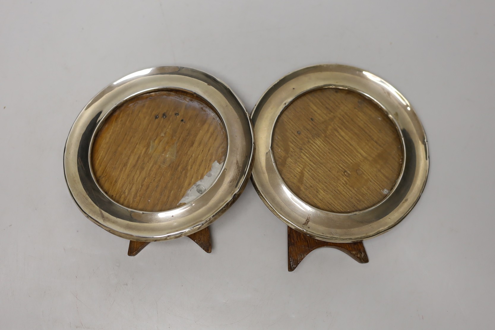 A pair of George V silver mounted circular photograph frames, William Hutton & Sons Birmingham, 1922, 13.6cm.